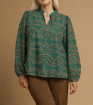 The Eyelet Top in Curvy