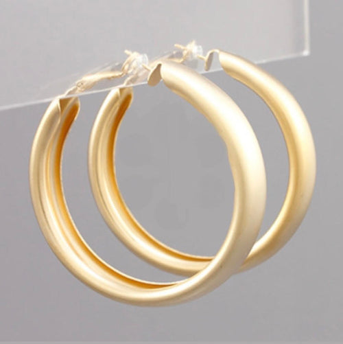MORE NOTICABLE HOOP EARRING in 2 colors